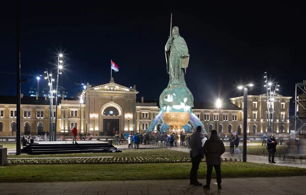セルビア ベオグラード 2021年1月27日セルビア国王ステファン ネマニャ像首都の夜に開館式 — ストック写真