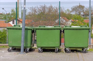 Atık için üç Yeşil Plastik Konteynır