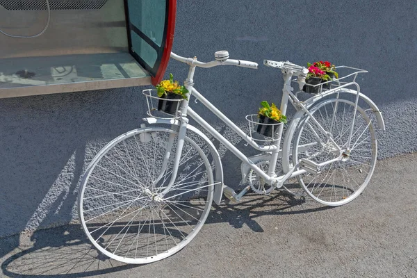 Weißes Fahrrad Mit Blumen Dekor Der Straße Geparkt — Stockfoto