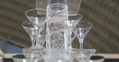 Parti için şampanya tüplü kokteyl kadehleri kulesi.