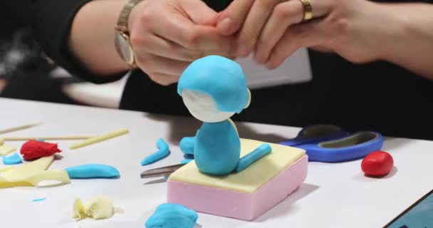 Banketbakker Maken Fondant Action Figurine Cake Decoratie — Stockvideo