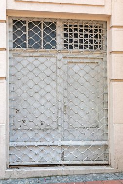 Koruma Çubukları ile Kapalı Dükkan Cephesi