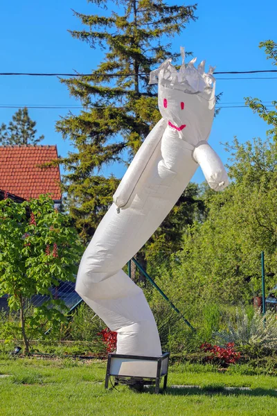 White Air Dancer Auf Gras Bei Gartenparty Spaß — Stockfoto