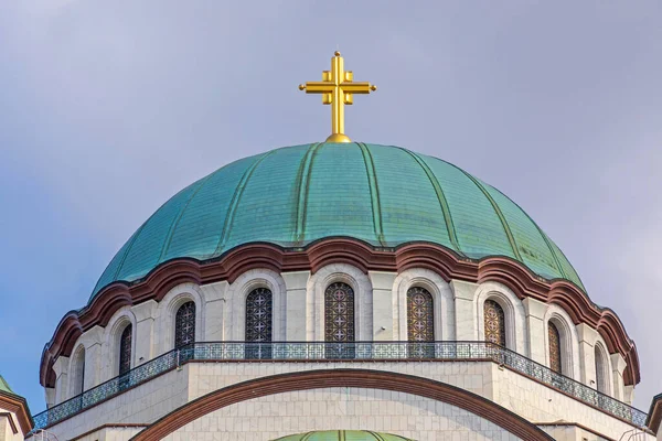 Büyük Altın Haçlı Aziz Sava Ortodoks Hıristiyan Kilisesi Kubbesi — Stok fotoğraf