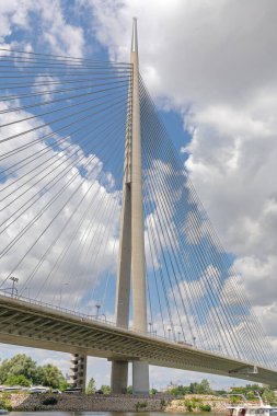 Belgrad 'daki Sava Nehri üzerindeki Ada Köprüsü Sırbistan