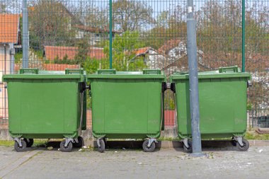 Atık için üç Yeşil Plastik Konteynır