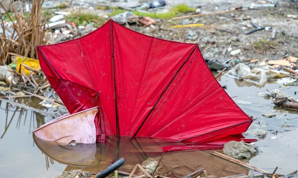 Paraplu Bij Het Probleem Van Illegale Lozing Van Afvalstoffen — Stockfoto