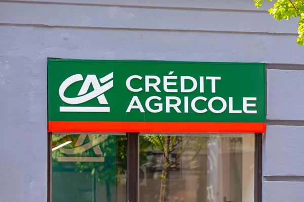 ベオグラード セルビア 2021年5月3日 建物でフランス銀行の信用農業記号 — ストック写真