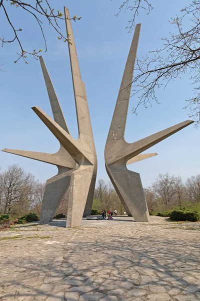 Sopot Serbien April 2020 Kids Playing Concrete Structure Monument Wwii — Stockfoto