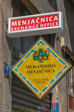 Belgrad, Sırbistan - 03 Mayıs 2021: Sırbistan 'ın başkenti Belgrad' da Resmi Değişim Ofisi Neon Tabelası.