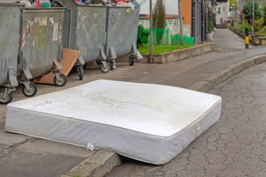 Old Mattress Sokak Çevresindeki Yasadışı Çöplük