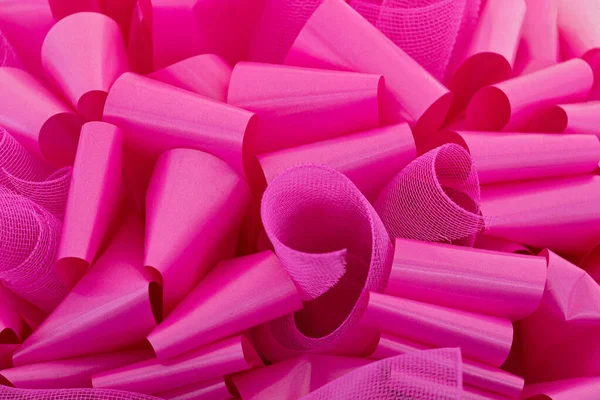 サプライズギフトの装飾で大きなピンクの弓リボン — ストック写真