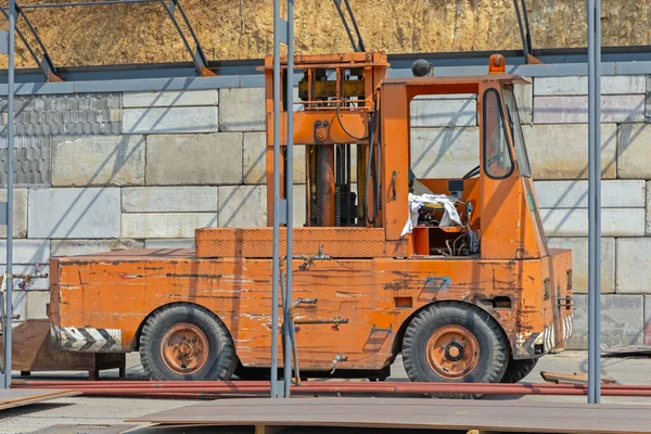 Sidoladdning Gaffeltruck Byggmaterial Lagerbyggnad — Stockfoto