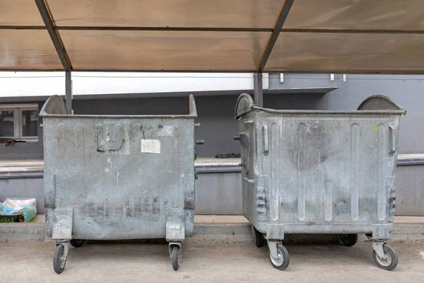Kolečkové Kontejnery Odpadky Pod Krytem — Stock fotografie