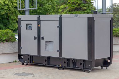 Büyük Elektrik Acil Durum Üretici Ünitesi Dışarıda