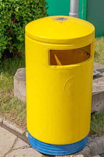 Großer Gelber Abfalleimer Mit Abdeckung Stadtpark — Stockfoto