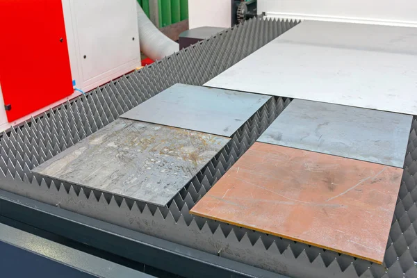 Cnc机床台面不同的金属材料薄片 — 图库照片