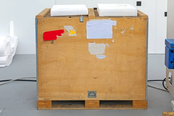 強い木製クレートパレットボックスで機械配送 — ストック写真