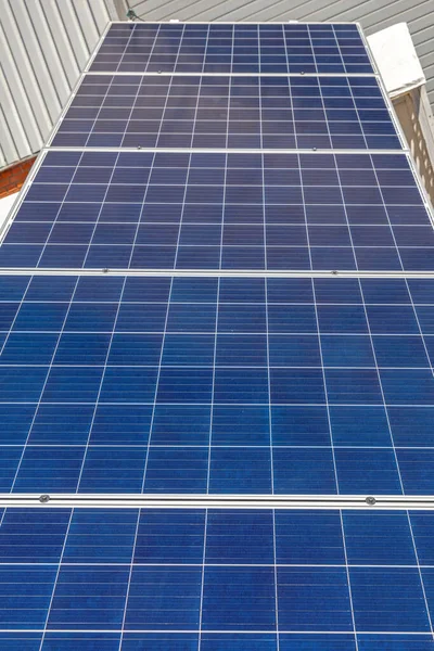Mehrere Solarmodule Reihe Auf Dem Dach Des Gebäudes — Stockfoto