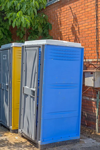 Cabines Toilettes Mobiles Derrière Bâtiment Temporaire — Photo