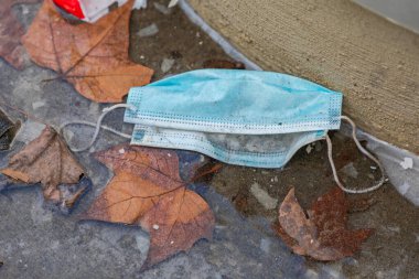Uygunsuz Atılmış Maske ve Düşmüş Yapraklar Sonbaharda