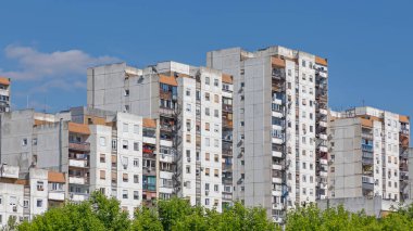Yeni Belgrad 'da Eski Uzun Beton Binalar Hizada