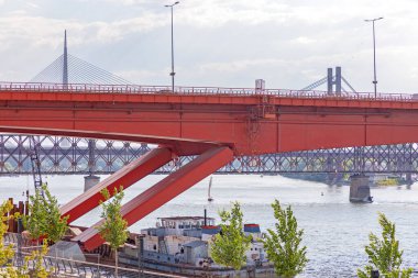 Sava Nehri üzerindeki Asma Köprü Destek Sütunları Belgrad