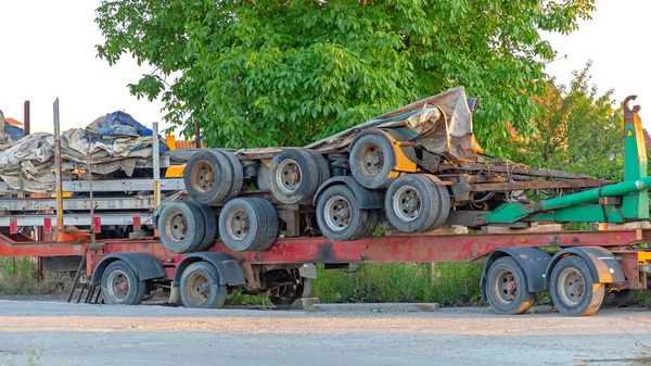 Staplade Flak Säng Och Last Lastbil Släpvagnar Hjul Frakt Transport — Stockfoto