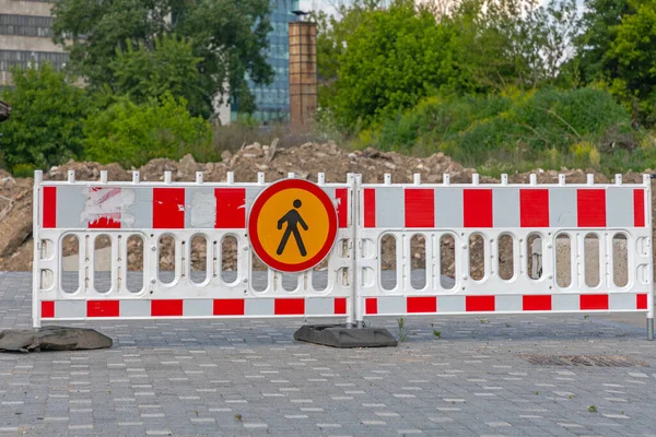 Zamknięte Dla Pieszych Znak Placu Budowy Ostrzeżenie Bariery — Zdjęcie stockowe