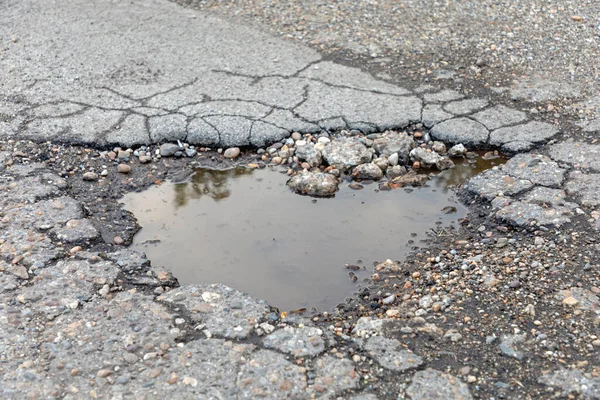 Большая Яма Заполненная Водой Повредила Улицу — стоковое фото