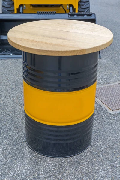 Stół Zewnętrzny Wykonany Zużytej Beczki Oleju Upcycle — Zdjęcie stockowe