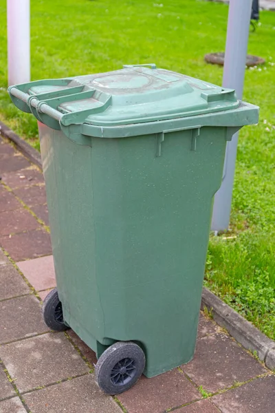 Πράσινο Wheelie Bin Για Ανακύκλωση Σκουπίδια Στο Park Edge — Φωτογραφία Αρχείου