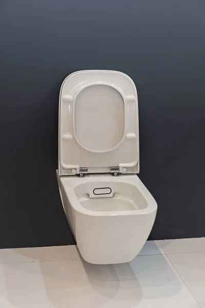 Offener Toilettensitz Sauberen Schwarzen Badezimmer — Stockfoto