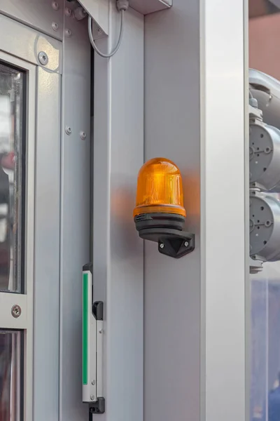 Otomatik Otomatik Otopark Kapısı Nda Amber Işık Uyarısı — Stok fotoğraf