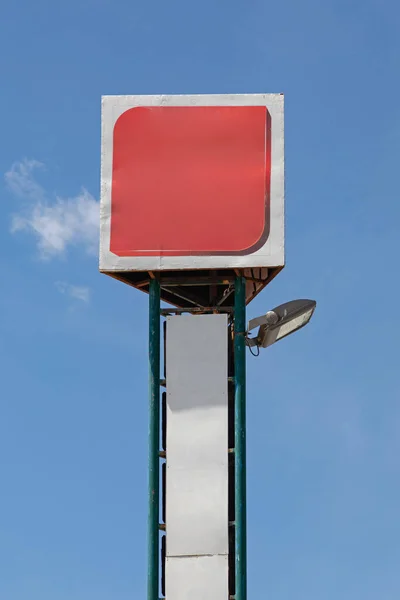 带反射镜的高塔商业广告标志 — 图库照片