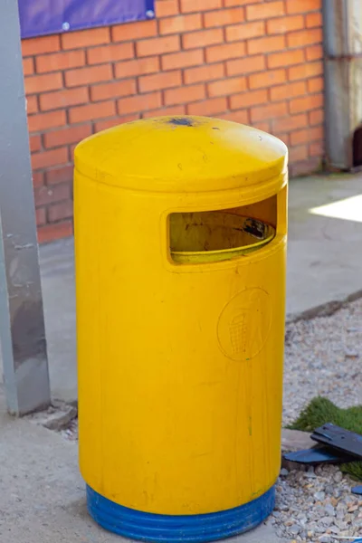 Big Yellow Alom Tartály Borító Városligetben — Stock Fotó