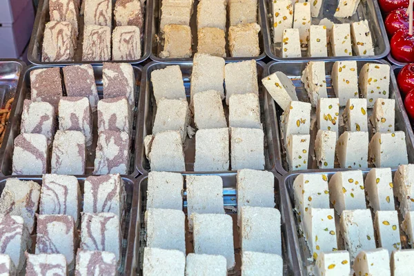 Sélection Traditionnelle Variétés Sésame Halva Dessert Sucré Dans Des Plateaux — Photo