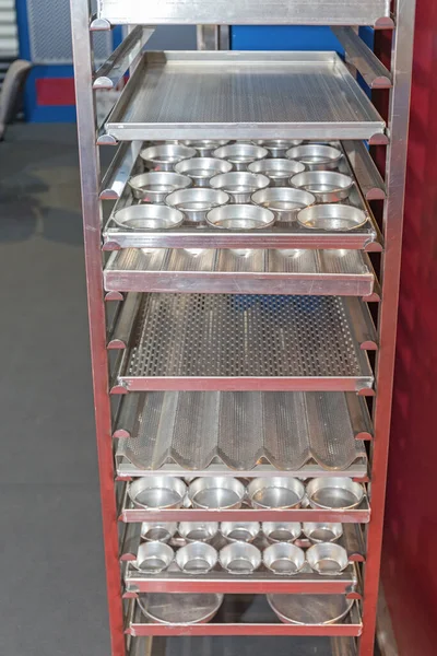 面包房厨房生产中卡丁车的金属烘烤盘 — 图库照片