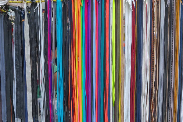 Wiele Nowych Kolorowych Sznurków Butów Koronki Wiszące — Zdjęcie stockowe