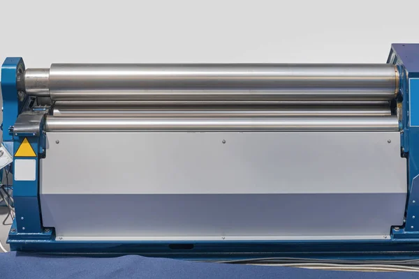 Metal Atölyesindeki Plate Bending Basın Makinesinde Çelik Tekerlekler — Stok fotoğraf