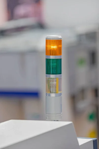 Żółty Sygnał Tower Light Przy Produkcji Maszyn Uwaga — Zdjęcie stockowe