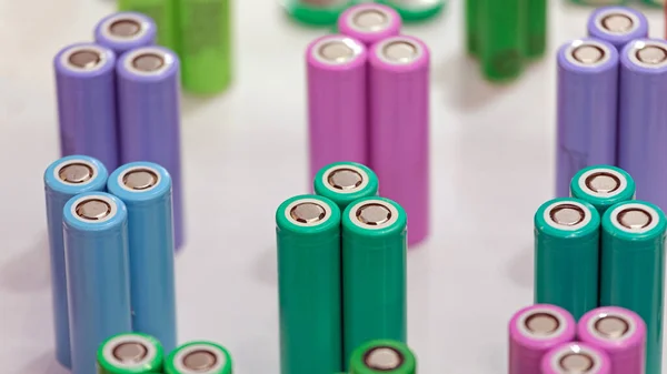 Nuevas Celdas Batería Iones Litio Redondas Codificadas Por Colores —  Fotos de Stock