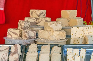 Geleneksel Susam Halva Çeşitliliği Tepsilerde Tatlı Tatlı Tatlı Tatlı