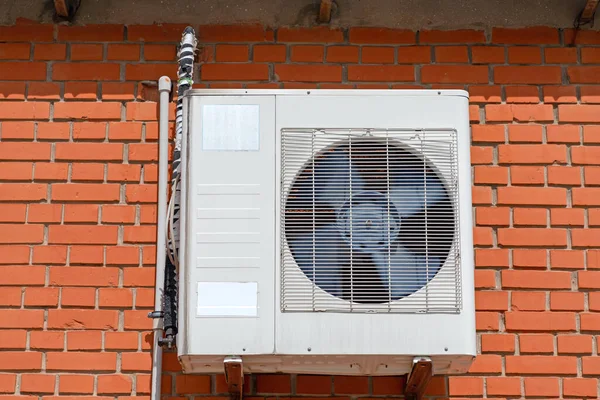 Exteriör Enhet Luftkonditionering Brick Wall House — Stockfoto
