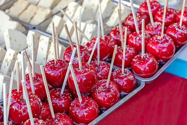 赤いキャンディ アップル甘いデザートAtスティック — ストック写真