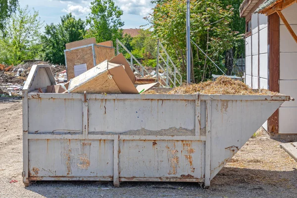 Inundação Lixo Skip Dumpster Container Dia Ensolarado — Fotografia de Stock