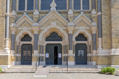 Szeged, Macaristan - 16 Haziran 2021: Szeged, Macaristan 'daki Josika Caddesi' nden Sinagog Tapınağına Giriş.