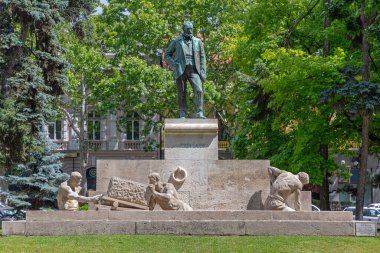 Szeged, Macaristan - 16 Haziran 2021: Macaristan 'ın Szeged kentindeki Szechenyi Parkı' ndaki Tisza Lajos Siyaset Tarihi Anıtı.