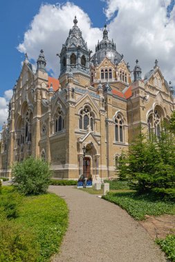 Szeged, Macaristan - 16 Haziran 2021: Szeged, Macaristan 'daki Josika Caddesi' ndeki Sinagog Tapınağı Binası.