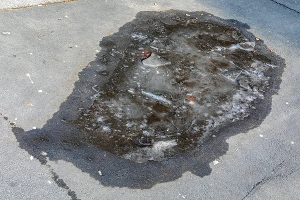 Gefrorenes Wasser Großem Schlagloch Bei Straßenwintergefahr — Stockfoto